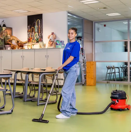 Medewerker voert schoonmaaktaken uit
