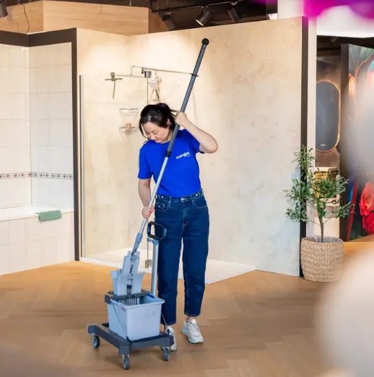 Schoonmaker van Menges tijdens professioneel schoonmaakwerk