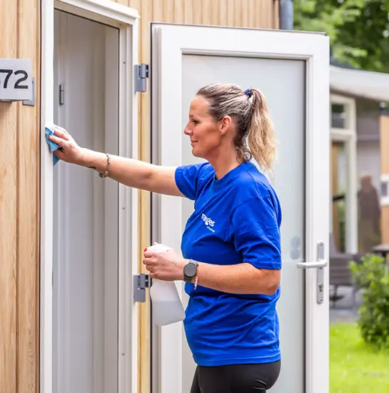 Schoonmaker van Menges schoonmaakbedrijf Lelystad